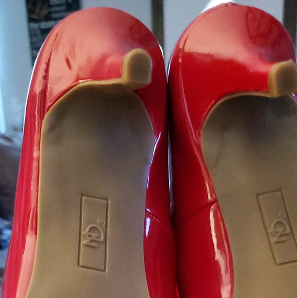 Red open toe pumps with box.  Worn once to a wedding. - Picture 6 of 11